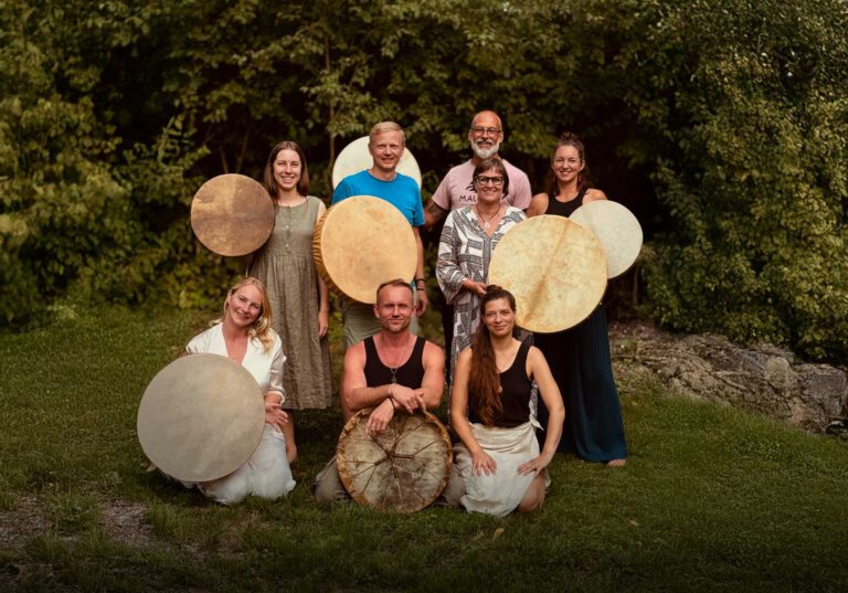Teilnehmer beim schamanischen Trommelbau Workshop auf dem Amperhof