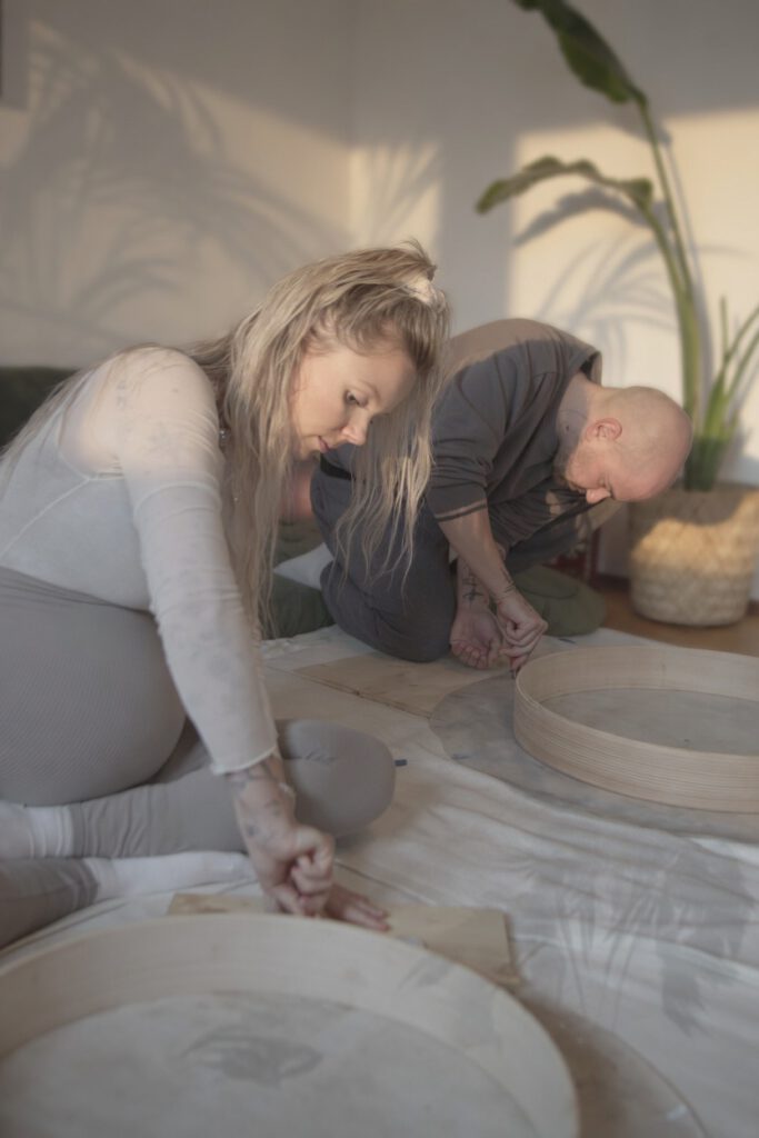 Werdende Eltern bauen gemeinsam eine schamanische Rahmentrommel aus Hirschhaut im Stani Drum Workshop