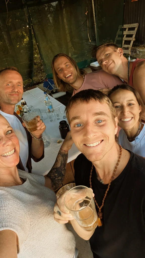 Teilnehmer des Trommelbau-Workshops gemeinsam am Tisch am Amperhof