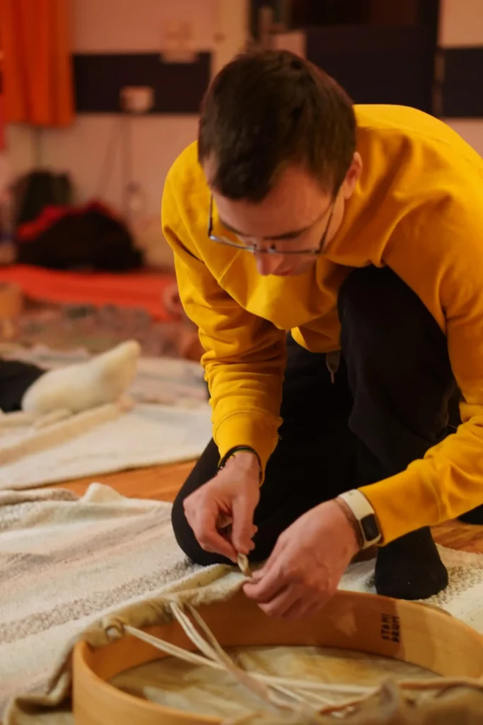 Leo beim Trommelbau-Workshop am Amperhof