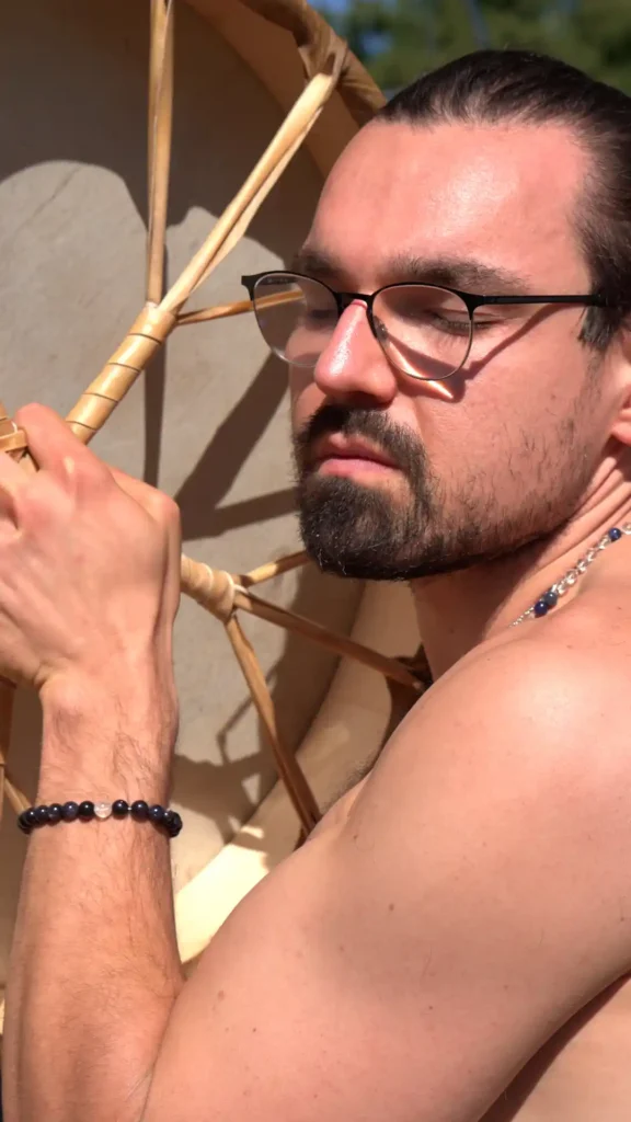 David beim Trommelbau-Workshop am Amperhof