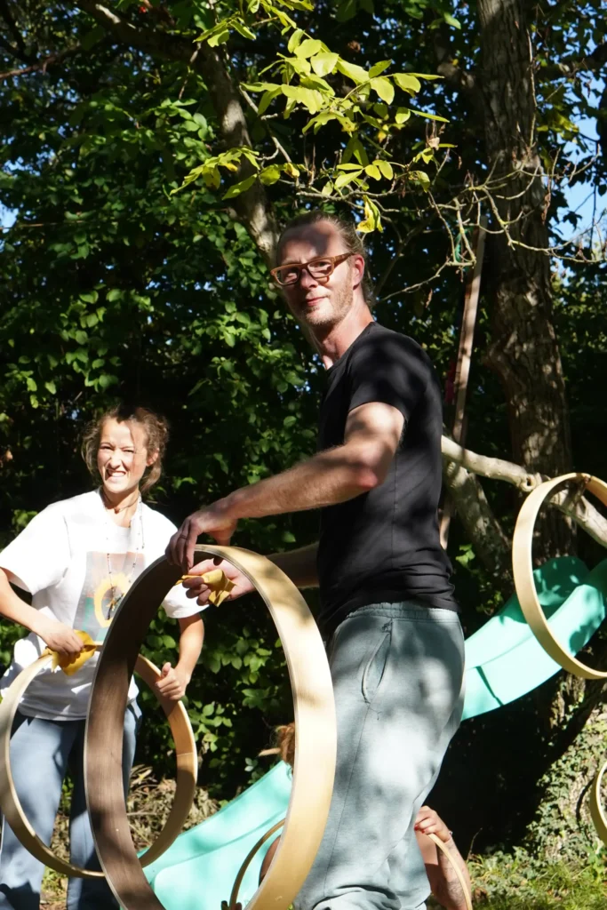 Flo beim Trommelbau-Workshop am Amperhof